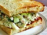 Sandwich cu salata de ton