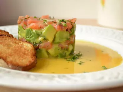 Salata usoara cu somon si avocado
