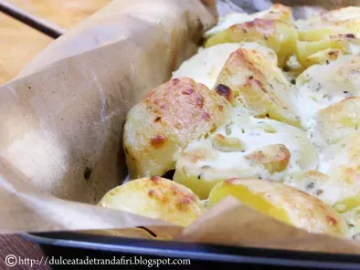 Rețetă Cartofi noi cu ierburi aromatice si sos alb