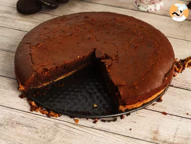 Tort negresa cu unt de arahide si biscuiti oreo