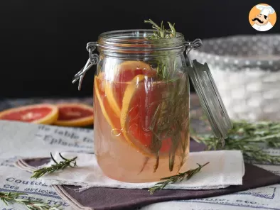 Rețetă Apă aromată cu grapefruit și rozmarin: bautură detox de vară, fără adaos de zahăr!