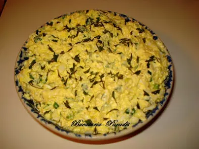Salata de oua cu brinza si ceapa verde