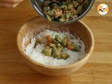 Etapa 4 - Salata cu fidea de orez, creveti, avocado, ou si coriandru
