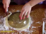 Etapa 4 - Cornulete cu gem de prune si nuca (reteta video)