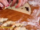 Etapa 6 - Cornulete cu gem de prune si nuca (reteta video)