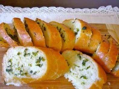 Baghetă umplută cu unt și usturoi (Garlic bread)