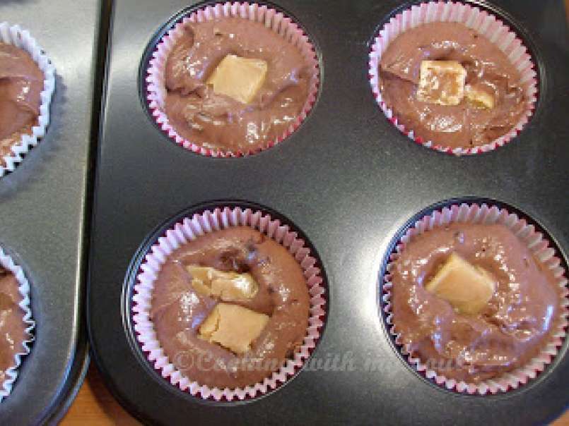 Briose umplute cu caramele (Caramel filled cupcakes) - poza 2