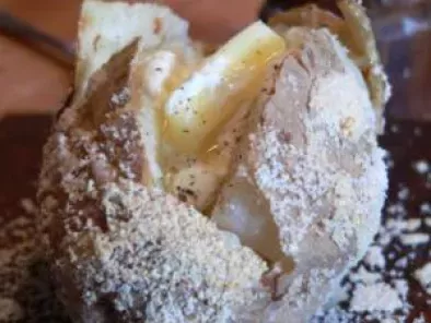 Cartofi copti in crusta de sare