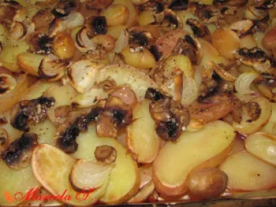 Cartofi fingerling cu ceapa si ciuperci la cuptor