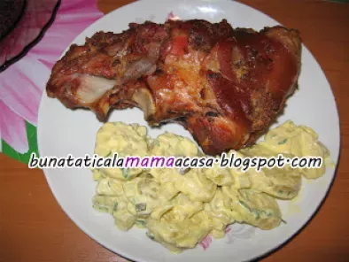 Ciolan de porc la cuptor cu salata de cartofi - poza 2