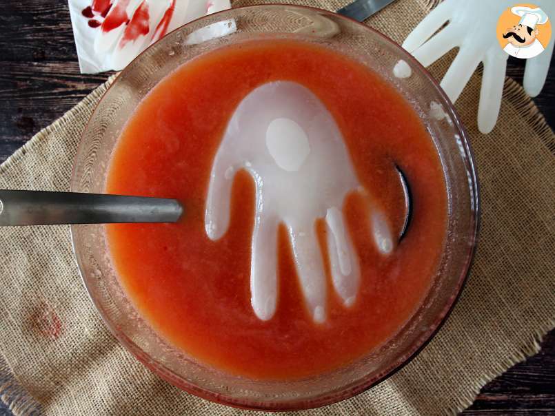 Cocktail de Halloween și cub de gheață în formă de mână - poza 3