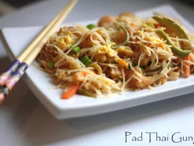 Pad thai gung ( Taitei de orez cu creveti )