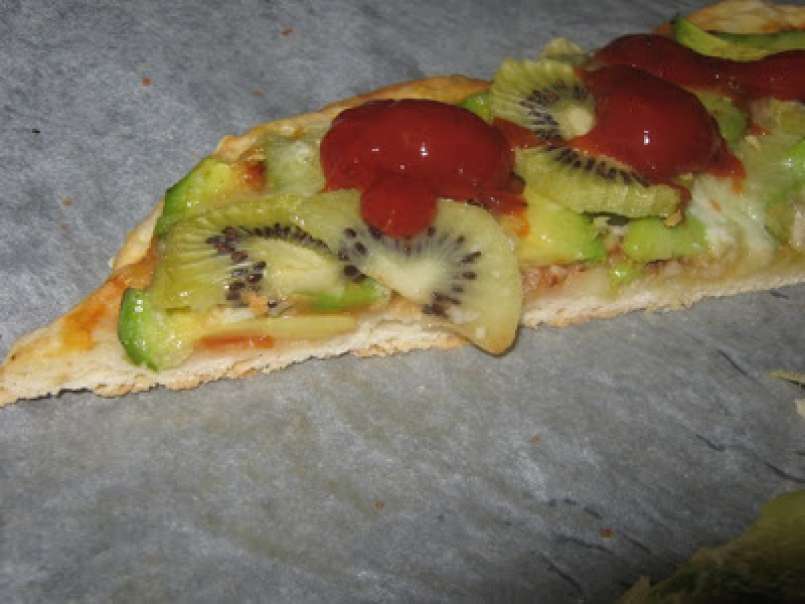 Pizza cu peste, avocado si kiwi