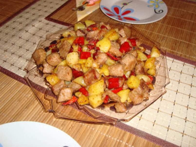 Pulpa de porc cu cartofi si ardei kapia