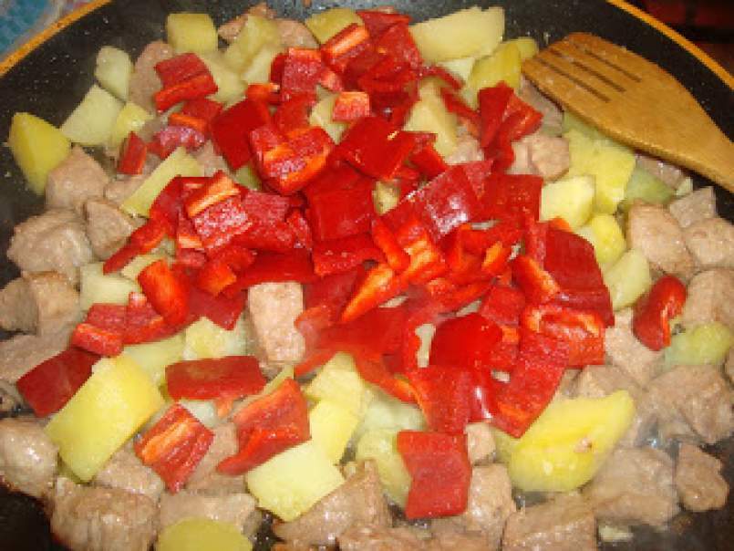Pulpa de porc cu cartofi si ardei kapia - poza 7