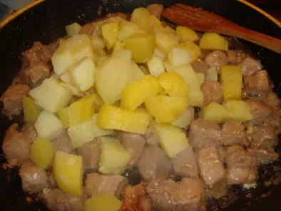 Pulpa de porc cu cartofi si ardei kapia - poza 6