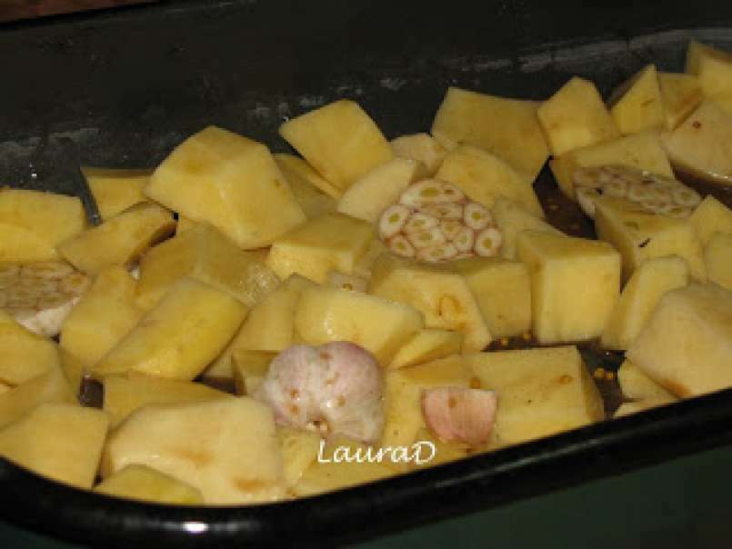 Pulpe de pui la cuptor cu usturoi si cartofi cu ierburi aromate - poza 4