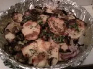 Rondele de cartofi la cuptor cu ceapa rosie si ciuperci - poza 2