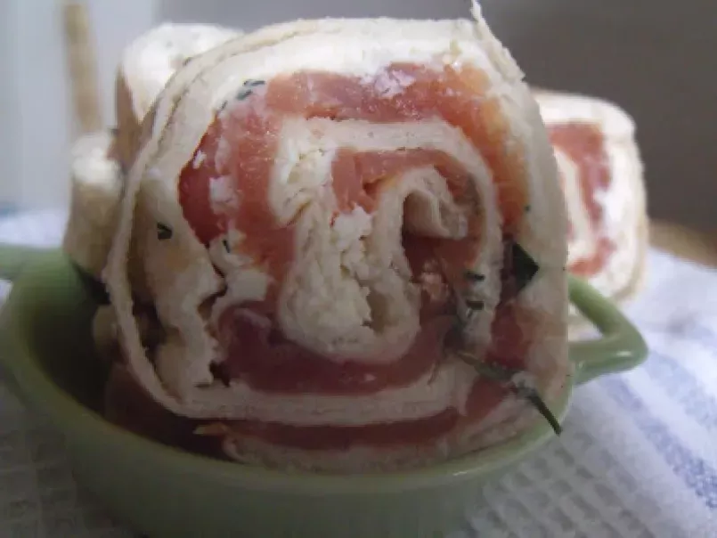 Rulouri cu somon afumat (smoked salmon rolls) - poza 2