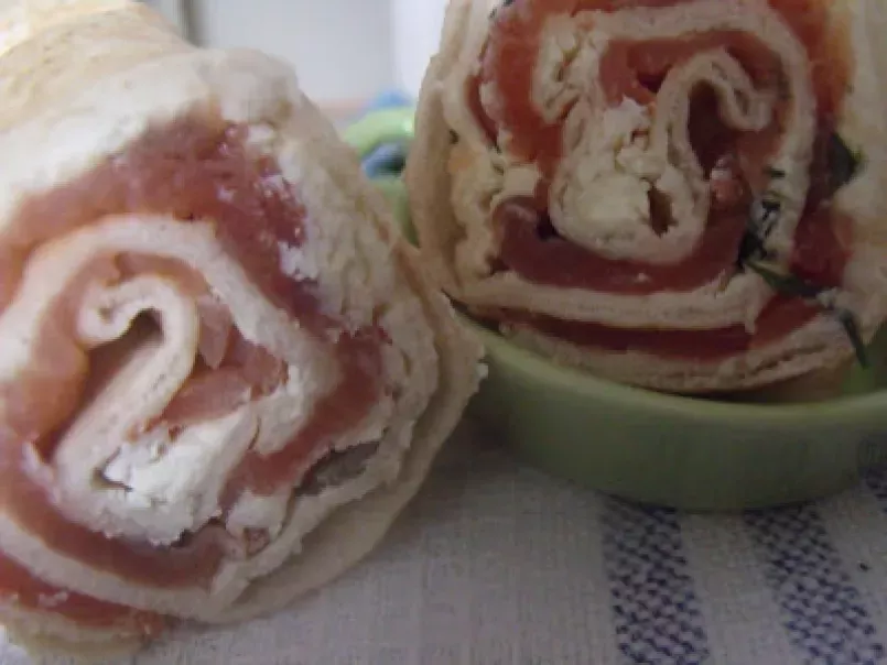 Rulouri cu somon afumat (smoked salmon rolls) - poza 4