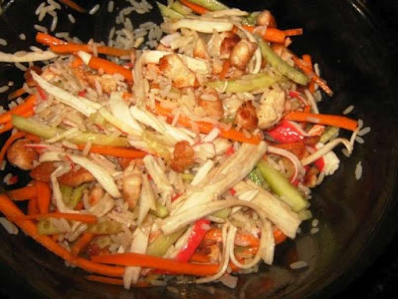 Salata asiatica cu pui, orez si surimi - poza 5