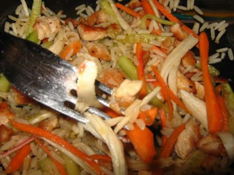 Salata asiatica cu pui, orez si surimi - poza 7