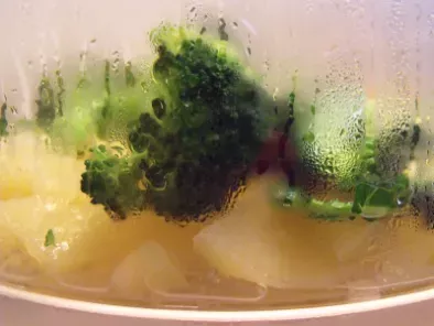 Salata calda de cartofi si broccoli (warm potatoes and broccoli salad) - poza 2
