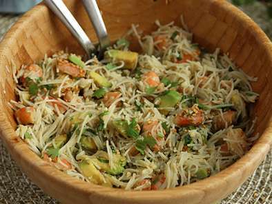 Salata cu fidea de orez, creveti, avocado, ou si coriandru - poza 3
