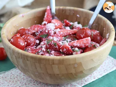 Salată de căpșune, roșii, feta și busuioc - poza 2