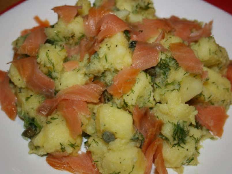 Salata de cartofi cu somon si sos de hrean - poza 2