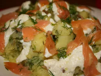 Salata de cartofi cu somon si sos de hrean - poza 3