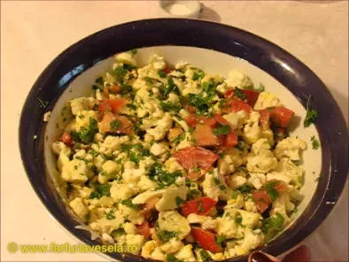 Salata de conopida cruda cu oua (reteta video)
