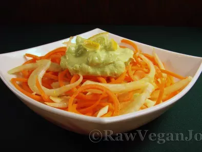 Salata de fennel cu sos picant de avocado (raw vegan)