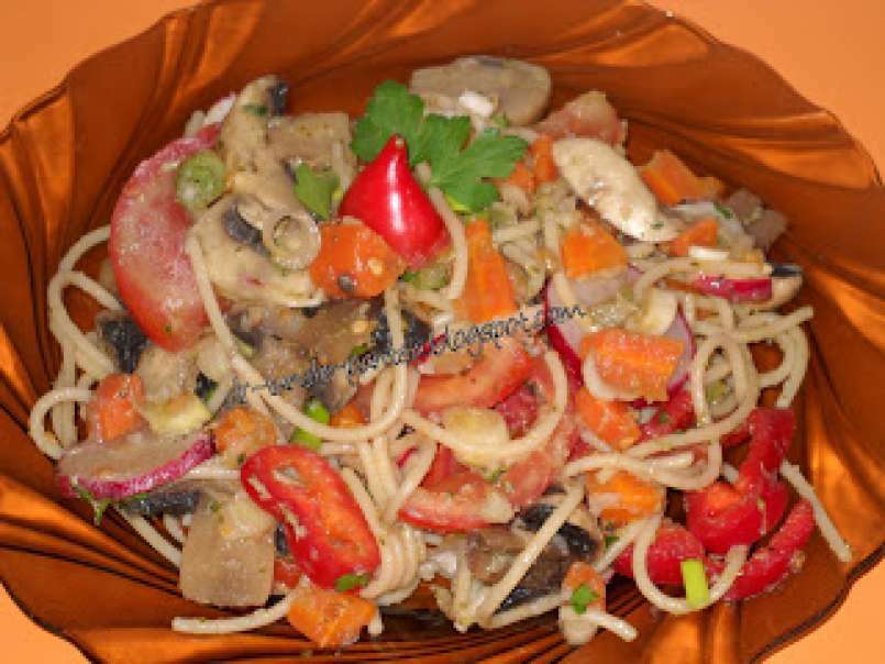 Salata de paste cu legume crude si aburite servit cu dresing de brocoli