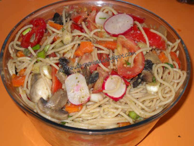 Salata de paste cu legume crude si aburite servit cu dresing de brocoli - poza 9