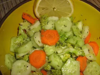 Salata de vara cu broccoli, castraveti si morcovi