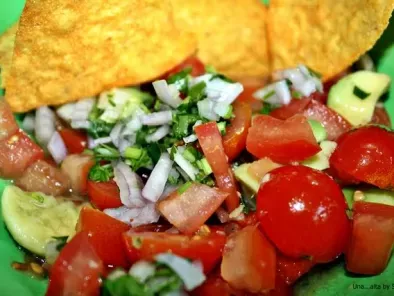 Salata mexicana - cu avocado, rosii si dressing cu coriandru