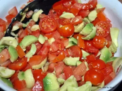 Salata mexicana - cu avocado, rosii si dressing cu coriandru - poza 4
