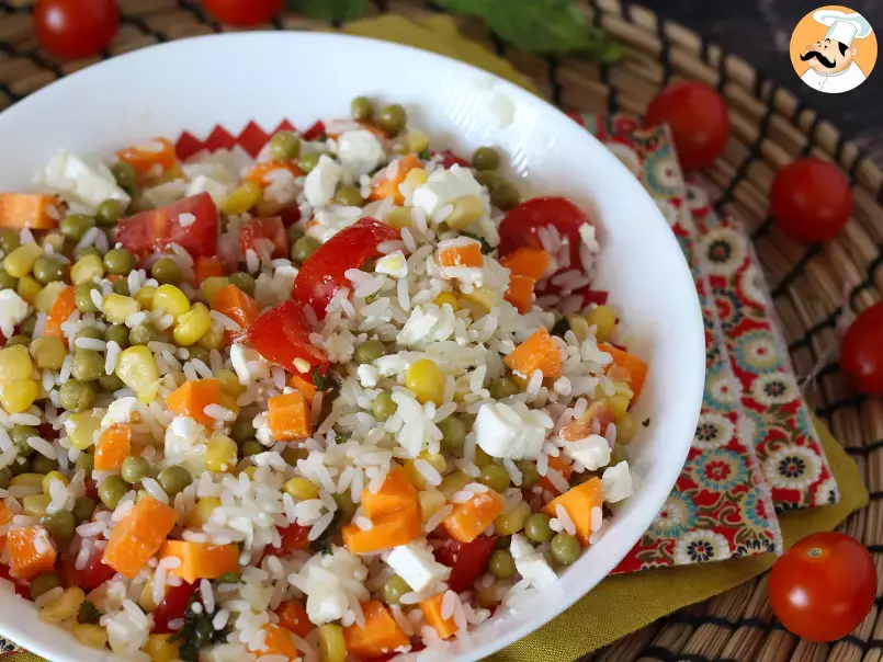 Salată vegetariană de orez: feta, porumb, morcovi, mazăre, roșii cherry și mentă
