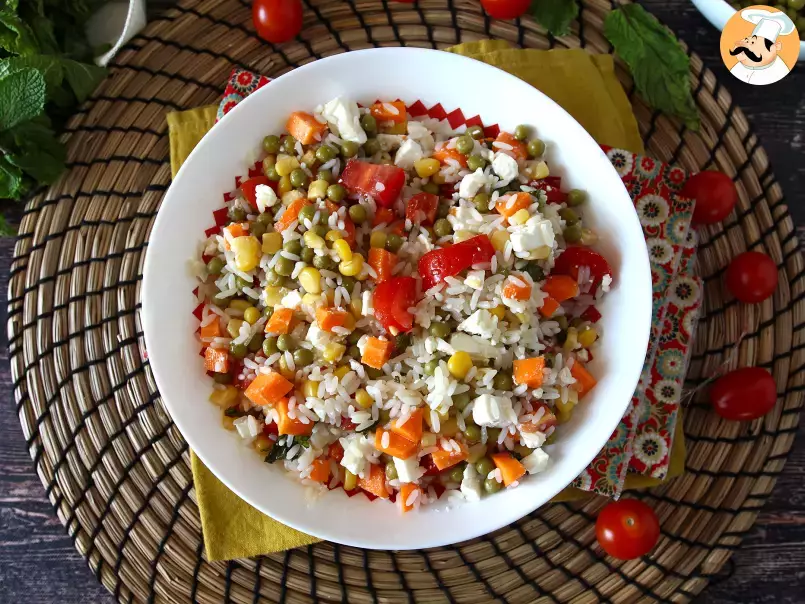 Salată vegetariană de orez: feta, porumb, morcovi, mazăre, roșii cherry și mentă - poza 2