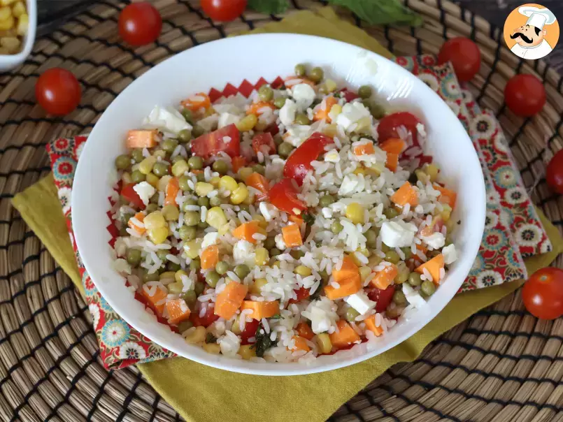 Salată vegetariană de orez: feta, porumb, morcovi, mazăre, roșii cherry și mentă - poza 4