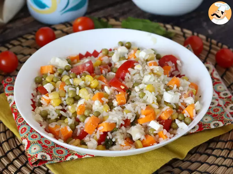 Salată vegetariană de orez: feta, porumb, morcovi, mazăre, roșii cherry și mentă - poza 5