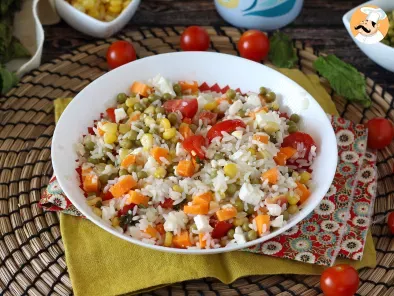 Salată vegetariană de orez: feta, porumb, morcovi, mazăre, roșii cherry și mentă - poza 3
