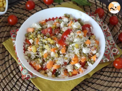 Salată vegetariană de orez: feta, porumb, morcovi, mazăre, roșii cherry și mentă - poza 4