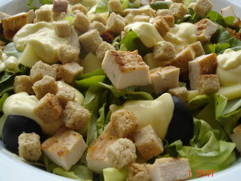 Salata verde cu pui si sos picant de iaurt