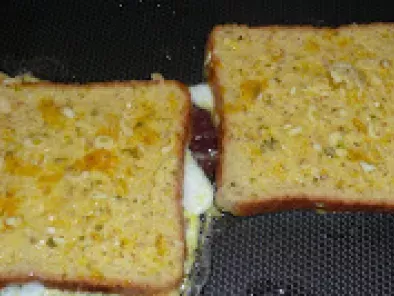 Sandwich cu friganele si branza prajita - poza 4