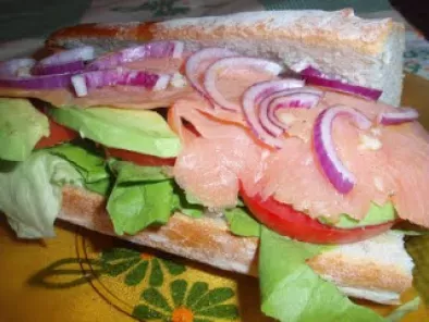 Sandwich cu somon afumat, avocado si rosii