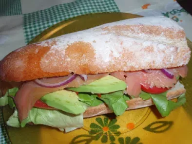 Sandwich cu somon afumat, avocado si rosii - poza 2