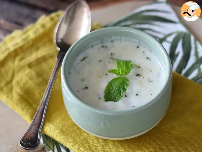 Sos de iaurt proaspat, ideal pentru salate, pește sau carne