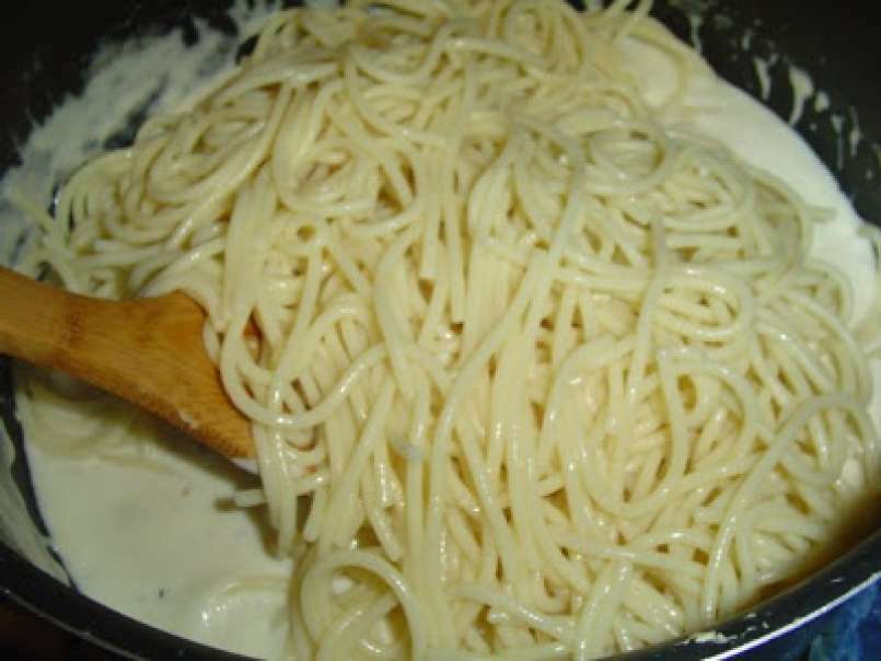 Spaghete cu sos alb si carne de pui